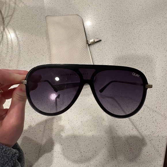 Quay Australia Black Sunglasses with Cream Case - Picture 2 of 6